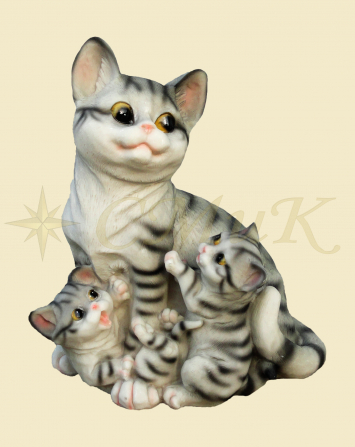 Фигурка кошка с котятами